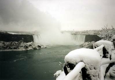 Die Niagarafälle im Schnee