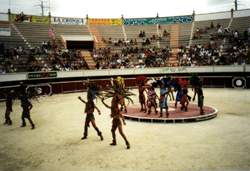 Vorprogramm des Stierkampfes: Maya-Tänzer